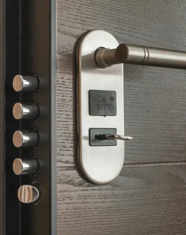Vue rapprochée d’un système de verrouillage moderne sur une porte renforcée, symbolisant des services de sécurité professionnels pour commerces, événements et entreprises.